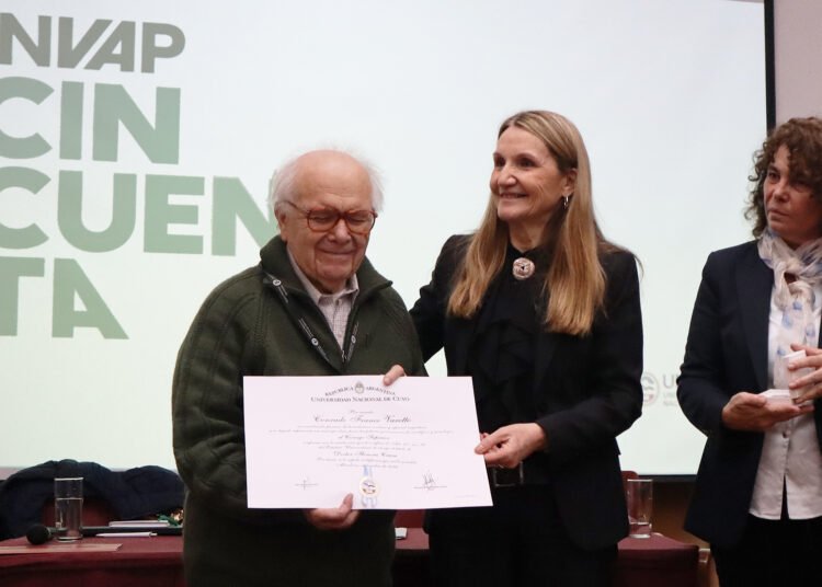 El físico Conrado Varotto fue reconocido como doctor honoris causa en el Instituto Balseiro