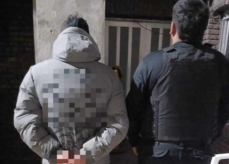 Roldán: Atraparon a un joven tras un presunto hecho de amenazas, secuestraron un cuchillo y herramientas