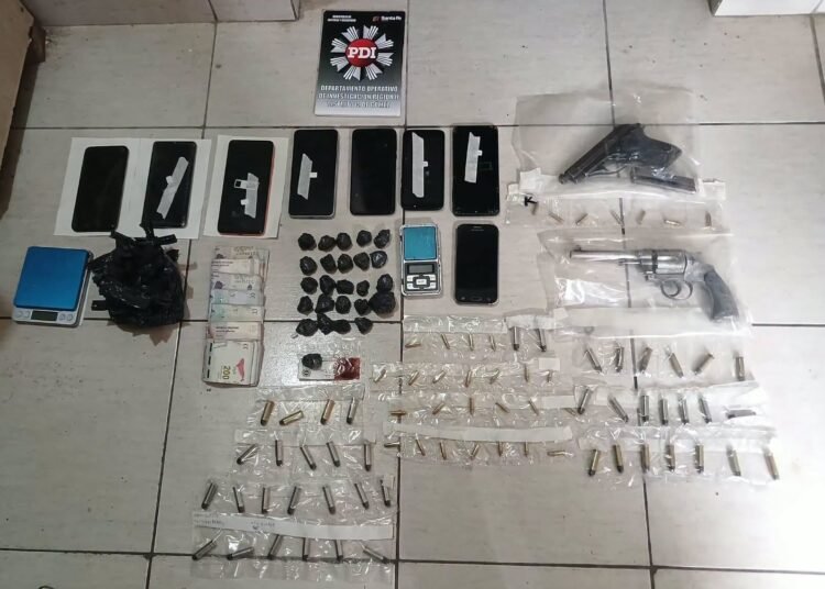 Carcarañá: Imputaron a dos hombres y dos mujeres por la tenencia ilegal de dos armas de fuego, la tenencia de estupefacientes y la posesión de una moto que había sido sustraída